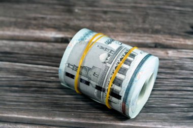 5 EGP LE 5 Mısır nakit para banknotları lastik bantlar ile sarılmış Ahmed İbn Tulun camii, Pharaonic Hapi ödül sunan, Mısır para destesi rulo, seçici odaklı