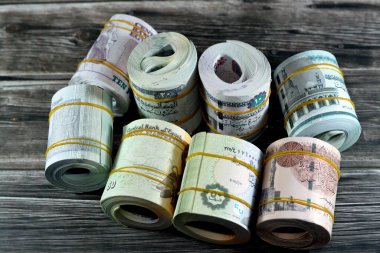 Mısır para para para birimi banknotlarının arka planında farklı banknot değerleri 1 LE, 5, 10, 20 EGP ve 50 piaster, 1, 5, 10, 20 pound