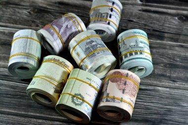 Mısır para para para birimi banknotlarının arka planında farklı banknot değerleri 1 LE, 5, 10, 20 EGP ve 50 piaster, 1, 5, 10, 20 pound