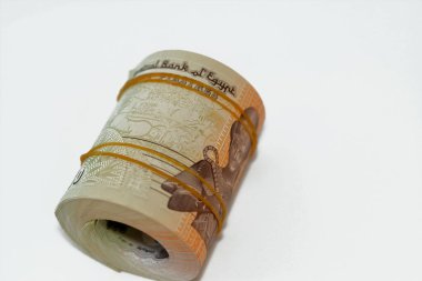 50 Piasters Yarı EGP LE Mısır nakit para banknotları plastik bantlarla sarılı Al Azhar camisi ve 2. Ramesses 2., Mısır para demeti 50 kuruş rulo