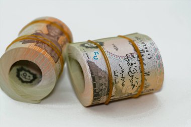 50 Piasters Yarı EGP LE Mısır nakit para banknotları plastik bantlarla sarılı Al Azhar camisi ve 2. Ramesses 2., Mısır para demeti 50 kuruş rulo