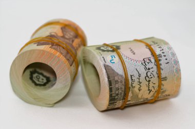 50 Piasters Yarı EGP LE Mısır nakit para banknotları plastik bantlarla sarılı Al Azhar camisi ve 2. Ramesses 2., Mısır para demeti 50 kuruş rulo