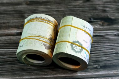 50 Piasters Yarı EGP LE Mısır nakit para banknotları plastik bantlarla sarılı Al Azhar camisi ve 2. Ramesses 2., Mısır para demeti 50 kuruş rulo