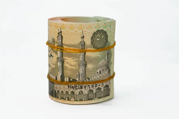 PiastersハーフEgp Leエジプトポンドの現金請求書は AzharモスクとRamses Iiの画像を持つゴムバンドでロールアップしました2Nd エジプトのお金バンドル50 Piastresのロール — ストック写真