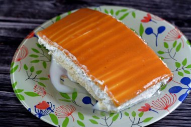 Bir tres leches kek, pan tres leches, üç çeşit süte batırılmış sünger kek, buharlaşmış, yoğunlaşmış ve tam süt, krem şanti ve karamel sosu ile kaplı, hava kabarcıklı açık kek