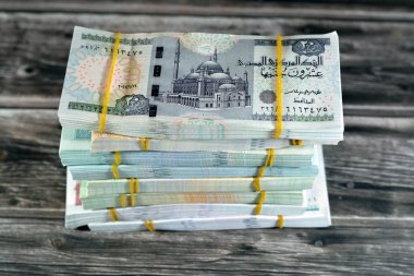 1 LE, 5, 10, 20 EGP ve 50 piaster değerlerinde lastik bantlarla bir araya getirilmiş Mısır para birimi nakit banknotları yığını, 1, 5, 10, 20 Pound
