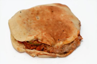 İskenderiye Baharatlı Mısır fasulyesi dilimlenmiş biber, baharat, yağ ve tahini ile geleneksel popüler Mısır fasulye sandviçlerinin seçici odak noktası olan Düz Shami Suriye ekmeği