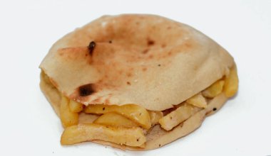 Patatesler Düz Shami Suriye ekmeğinde. Patates kızartması ve yeşil salata ile dolu. Mısır usulü kızarmış patates.