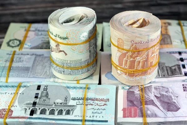 一堆堆 二十磅的不同钞票面值的橡皮筋卷成的埃及钞票 — 图库照片