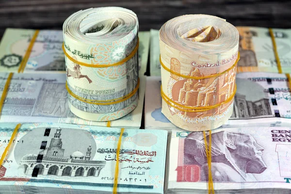 一堆堆 二十磅的不同钞票面值的橡皮筋卷成的埃及钞票 — 图库照片