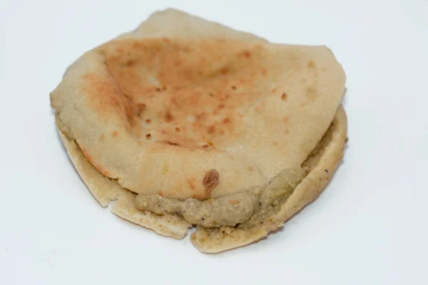 伝統的なエジプトのババ ガノーシュで満たされたシャミ シリアのフラットブレッドは ローストナスのオーベルギネ タヒニ オリーブオイル レモン汁 ニンニク ガノーシュ サンドイッチを焼きます — ストック写真
