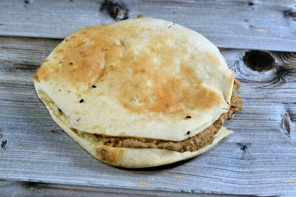 Shami Suriye Pide Ekmeğine Yağlı Susamlı Tahini Kimyon Baharat Karıştırılmış — Stok fotoğraf