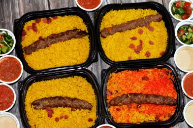 Arap mutfağı Kofta bifteği, kebap ve tarb kofta şiş Basmati pilavı ve kuru üzümlü kıyma, uzun sarı pirinç ve seçici odaklı ızgara et yemeği.