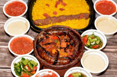 Geleneksel Mısır bifteği Kofta, kebap ve tart kofta şiş kuzu eti karışımı, pirinç dolu sosisli mumya bağırsağı inek ayağı, pişmiş böbrek, kalp, testis parçaları