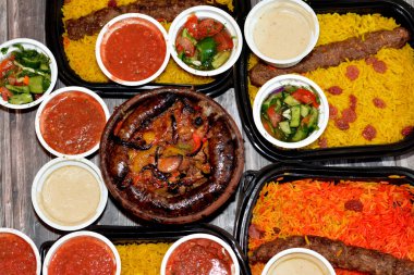 Geleneksel Mısır bifteği Kofta, kebap ve tart kofta şiş kuzu eti karışımı, pirinç dolu sosisli mumya bağırsağı inek ayağı, pişmiş böbrek, kalp, testis parçaları