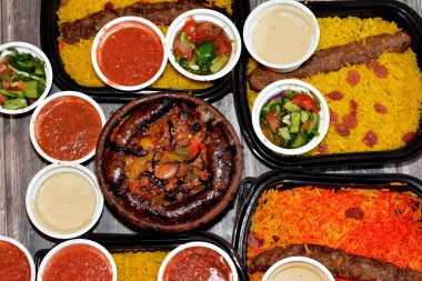 Geleneksel Mısır bifteği Kofta, kebap ve tart kofta şiş kuzu eti karışımı, pirinç dolu sosisli mumya bağırsağı inek ayağı, pişmiş böbrek, kalp, testis parçaları