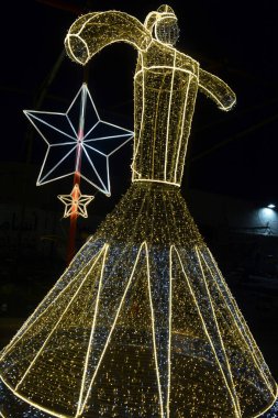 Kahire, Mısır, 20 Mart 2023: Mısır sokaklarında Ramazan ayı boyunca önde gelen yıldızlarda ve Tanoura dansçısı geleneksel bir halk dansında dönen Arap halkı