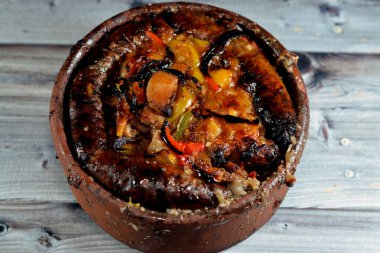 Geleneksel Mısır karışımı kuzu eti, pirinçle dolu sosis mumbar bağırsakları, kawareh paçaları inek ayağı, pişmiş böbrek parçaları, fırında pişirilmiş çömlek güvecinde kalp ve testisler.