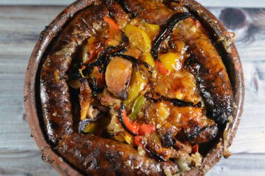 Geleneksel Mısır karışımı kuzu eti, pirinçle dolu sosis mumbar bağırsakları, kawareh paçaları inek ayağı, pişmiş böbrek parçaları, fırında pişirilmiş çömlek güvecinde kalp ve testisler.