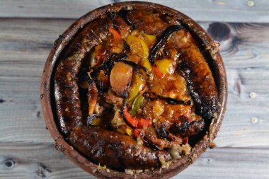 Geleneksel Mısır karışımı kuzu eti, pirinçle dolu sosis mumbar bağırsakları, kawareh paçaları inek ayağı, pişmiş böbrek parçaları, fırında pişirilmiş çömlek güvecinde kalp ve testisler.