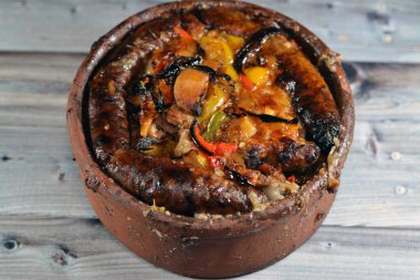 Geleneksel Mısır karışımı kuzu eti, pirinçle dolu sosis mumbar bağırsakları, kawareh paçaları inek ayağı, pişmiş böbrek parçaları, fırında pişirilmiş çömlek güvecinde kalp ve testisler.