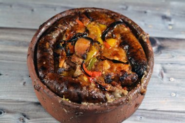 Geleneksel Mısır karışımı kuzu eti, pirinçle dolu sosis mumbar bağırsakları, kawareh paçaları inek ayağı, pişmiş böbrek parçaları, fırında pişirilmiş çömlek güvecinde kalp ve testisler.