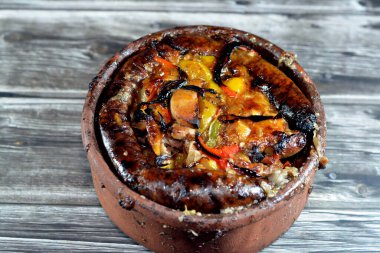 Geleneksel Mısır karışımı kuzu eti, pirinçle dolu sosis mumbar bağırsakları, kawareh paçaları inek ayağı, pişmiş böbrek parçaları, fırında pişirilmiş çömlek güvecinde kalp ve testisler.