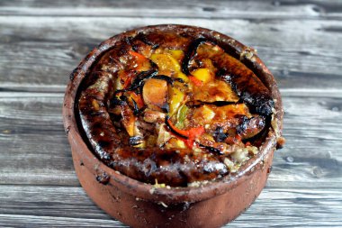 Geleneksel Mısır karışımı kuzu eti, pirinçle dolu sosis mumbar bağırsakları, kawareh paçaları inek ayağı, pişmiş böbrek parçaları, fırında pişirilmiş çömlek güvecinde kalp ve testisler.