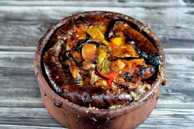 Geleneksel Mısır karışımı kuzu eti, pirinçle dolu sosis mumbar bağırsakları, kawareh paçaları inek ayağı, pişmiş böbrek parçaları, fırında pişirilmiş çömlek güvecinde kalp ve testisler.