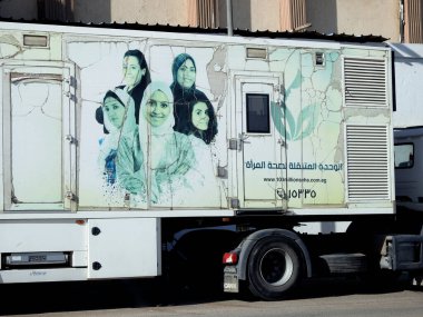 Kahire, Mısır, 16 Mart 2023: Meme kanserinin erken teşhisi için bir mamogram cihazı ile Mısırlı kadınların sağlığına yönelik mobil birim, 100 milyon sağlık girişimi kampanyası, WHO, sağlık bakanlığı