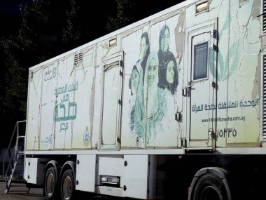 Kahire, Mısır, 16 Mart 2023: Meme kanserinin erken teşhisi için bir mamogram cihazı ile Mısırlı kadınların sağlığına yönelik mobil birim, 100 milyon sağlık girişimi kampanyası, WHO, sağlık bakanlığı