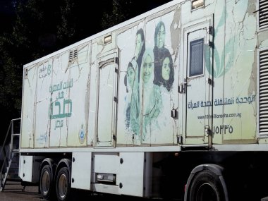 Kahire, Mısır, 16 Mart 2023: Meme kanserinin erken teşhisi için bir mamogram cihazı ile Mısırlı kadınların sağlığına yönelik mobil birim, 100 milyon sağlık girişimi kampanyası, WHO, sağlık bakanlığı