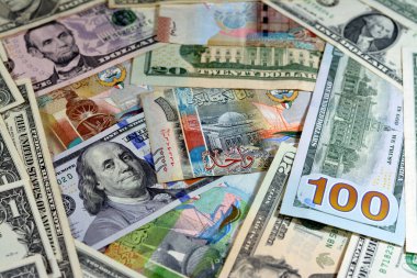 Amerikan doları nakit para banknotları farklı değerler ve Kuveyt dinar faturaları, Kuveyt parası ve Amerikan döviz kuru konsepti, para banknotları pazar kavramları