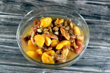 Kurutulmuş meyve kompostosu, geleneksel Hüsrev Kuşu, Ramazan kahvaltısı iftarında haşlanmış hurma meyveleri, kayısı, incir, kuru üzüm ve erik, Ramazan ayı yiyeceği ve içeceği içeren komposto.