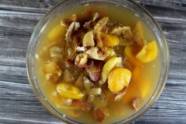 Kurutulmuş meyve kompostosu, geleneksel Hüsrev Kuşu, Ramazan kahvaltısı iftarında haşlanmış hurma meyveleri, kayısı, incir, kuru üzüm ve erik, Ramazan ayı yiyeceği ve içeceği içeren komposto.