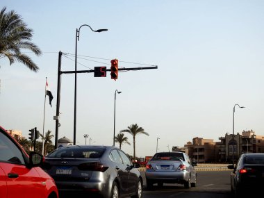 Kahire, Mısır, 23 Mart 2023: Mısır caddelerinde trafik işaretleri, karayolu otoyolu hareket ve sıkışıklık konsepti, Kahire sokakları ve araba ve araç trafiği, kırmızı dur işareti, seçici odaklanma