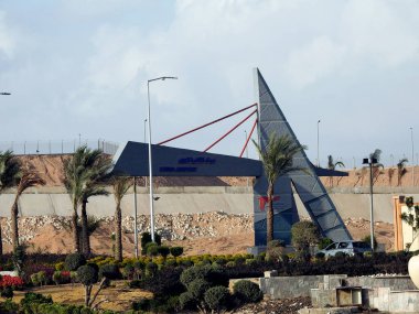 Kahire, Mısır, 25 Mart 2023: Uluslararası Kahire havaalanı tabelası, Kahire 'nin ana uluslararası havalimanı ve Mısır' ın en büyük ve en işlek havalimanı. Mısır Hava Kuvvetleri 'nin ana merkezi olarak hizmet vermektedir.