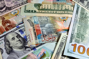 Amerikan doları nakit para banknotları farklı değerler ve Kuveyt dinar faturaları, Kuveyt parası ve Amerikan döviz kuru konsepti, para banknotları pazar kavramları