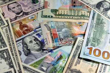 Amerikan doları nakit para banknotları farklı değerler ve Kuveyt dinar faturaları, Kuveyt parası ve Amerikan döviz kuru konsepti, para banknotları pazar kavramları