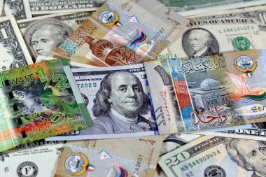 Amerikan doları nakit para banknotları farklı değerler ve Kuveyt dinar faturaları, Kuveyt parası ve Amerikan döviz kuru konsepti, para banknotları pazar kavramları