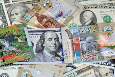 Amerikan doları nakit para banknotları farklı değerler ve Kuveyt dinar faturaları, Kuveyt parası ve Amerikan döviz kuru konsepti, para banknotları pazar kavramları