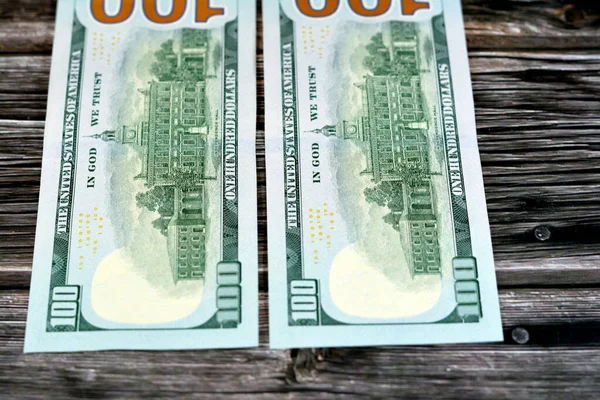 100美元钞票背面的图案是独立大厅的地标 即美国钞票 在木制背景下孤立的美国货币 — 图库照片