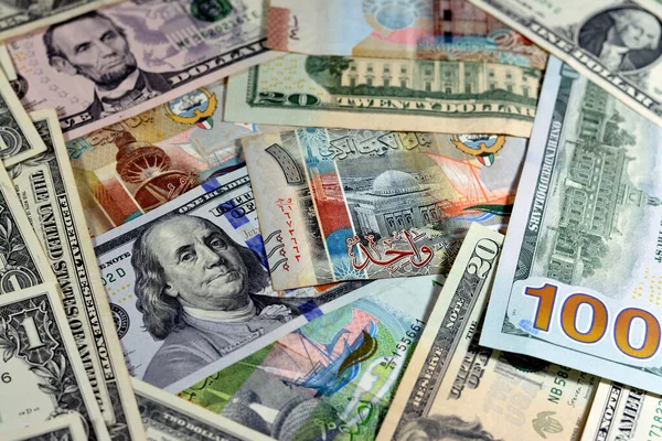 Pozadí Amerických Dolarů Hotovosti Bankovky Různých Hodnot Kuvajtské Dináry Směnky — Stock fotografie
