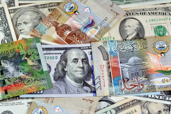不同价值的美元现钞和科威特第纳尔钞票的背景 科威特货币和美国货币汇率概念 现钞市场概念 — 图库照片