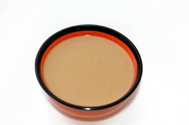 Bir kase Tahini Tahina, kendi kendine servis edilen, kavrulmuş, susamlı bir Orta Doğu çeşididir. Ya da humus, baba ghanoush ve halva karışımının ana malzemesidir.