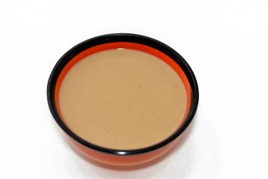 Bir kase Tahini Tahina, kendi kendine servis edilen, kavrulmuş, susamlı bir Orta Doğu çeşididir. Ya da humus, baba ghanoush ve halva karışımının ana malzemesidir.