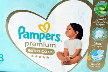 Kahire, Mısır, 15 Mart 2023: Pampers prim bezi Aloe Vera ile ekstra bakım bezi, Pampers, Procter ve Gamble tarafından pazarlanan bir bebek bakım ürünüdür.