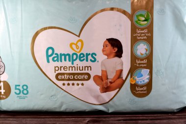 Kahire, Mısır, 15 Mart 2023: Pampers prim bezi Aloe Vera ile ekstra bakım bezi, Pampers, Procter ve Gamble tarafından pazarlanan bir bebek bakım ürünüdür.