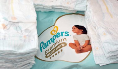 Kahire, Mısır, 15 Mart 2023: Pampers prim bezi Aloe Vera ile ekstra bakım bezi, Pampers, Procter ve Gamble tarafından pazarlanan bir bebek bakım ürünüdür.