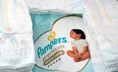 Kahire, Mısır, 15 Mart 2023: Pampers prim bezi Aloe Vera ile ekstra bakım bezi, Pampers, Procter ve Gamble tarafından pazarlanan bir bebek bakım ürünüdür.